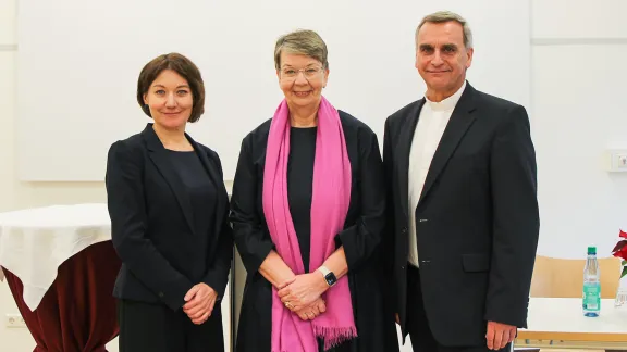 LWB-Generalsekretärin Anne Burghardt zusammen mit der Vorsitzenden des DNK/LWB, Landesbischöfin Kristina Kühnbaum-Schmidt und dem Stellvertretenden Vorsitzenden, Oberkirchenrat Michael Martin