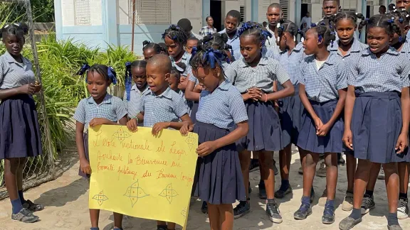 Children at Legere School welcome the LWF visitors. LWF together with parters in the Joint Office rehabilitated water and sanitation in the schools of rural communities in Haiti. Photo: LWF/ P.Raymond