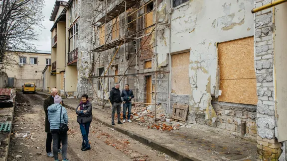 LWF Ukraine team leader Mark Mullan on his first visit to Saltivka, to meet families and inspect apartments destroyed by the war. Photo: LWF/ Anatoliy Nazarenko