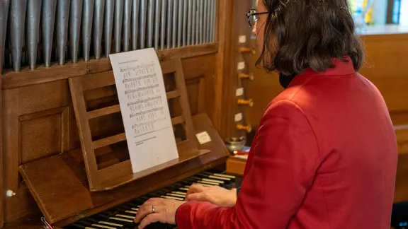 At the piano, Rev. Emmanuelle Seyboldt accompanies morning worship during LWF’s November 2023 RONEL at the Bossey Ecumenical Institute Chapel. Photo: LWF/S. Gallay