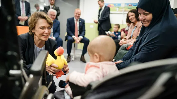 Elke Büdenbender, wife of the German Federal President, talks to Gaza patients during a visit at AVH in late November 2023. Photo: Bundesregierung / Jesco Denzel