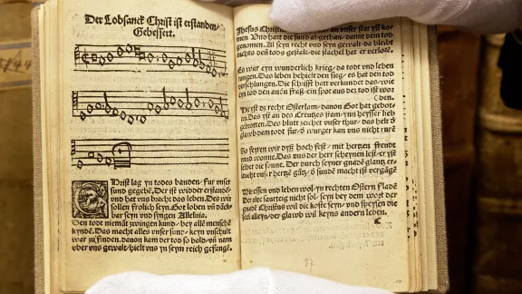 The “Erfurter Färbefaß-Enchiridion” is the oldest existing Protestant hymnal. The pages show the Easter hymn “Christ is risen”. The sheet music bears witness to the first hymns of the reformer Martin Luther. The Enchiridion was printed in Erfurt, Germany, in 1524. Photo: epd/Hans-Jörg Hörseljau