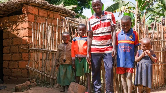 Musa Ntakarutimana und seine Kinder vor seinem Haus