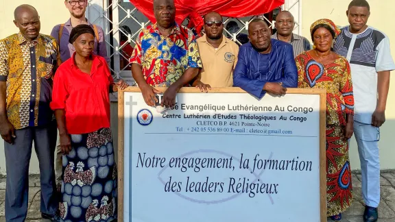 Führungspersonen der Evangelisch-Lutherischen Kirche des Kongo, darunter Kirchenpräsident Albert Kouita (4. v. r., im blauen Hemd), und Mitarbeitende des LWB vor dem Lutherischen Zentrum für Theologische Studien in Brazzaville, wo im Februar der Workshop für Kapazitätsaufbau stattfand