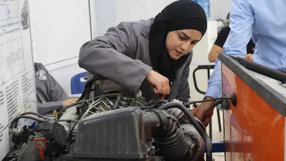 Ein palästinensische Auszubildende, die im Rahmen des Programms GRIT (Gender-Responsive Inclusive Technical and Vocational Education and Training) neue Fähigkeiten erlernt