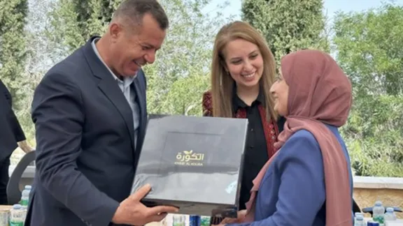 LWF Jordan Country Representative Ameera Khamees (right) honors Mr. Adel Bani Issa, Mayor of Deir Abi Saeed in Irbid, for supporting women and humanitarian work in Koura-Irbid. Photo: LWF/ Ali Al-Samra