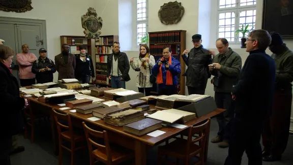 Eine Gruppe von Pfarrern und Pfarrerinnen wurde für zwei Wochen nach Wittenberg eingeladen, um mit Professoren und Professorinnen von Universitäten in Deutschland und im Ausland an Fragen der lutherischen Theologie zu arbeiten. Foto: LWB-Zentrum Wittenberg