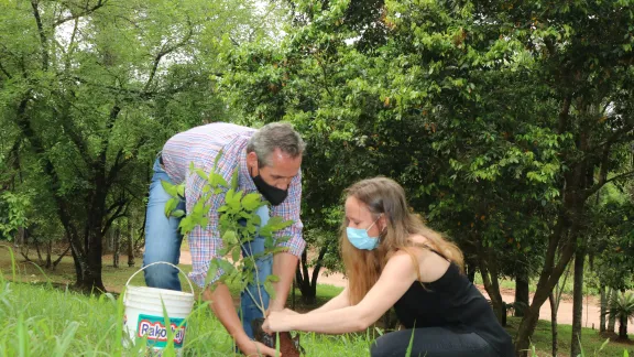 Planting a tree at the IERP (Argentina) Congregation San Juan Eldorado during the launch of a diaconal mission to reforest the region with 180 thousand trees. Photo: Prensa Barreto/IERP