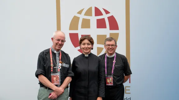 Der anglikanische Erzbischof von Canterbury Justin Welby mit LWB-Generalsekretärin Anne Burghardt und dem stellvertretenden LWB-Generalsekretär für ökumenische Beziehungen Prof. Dirk Lange. Foto: Lambeth-Konferenz/Richard Washbrooke