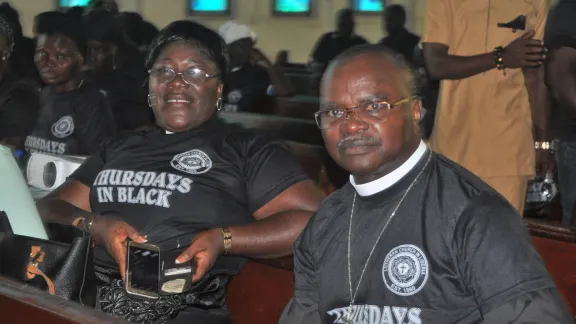 Pfarrerin Janice Fajue Gonoe, Direktorin des HIV- und AIDS-Programms der Lutherischen Kirche in Liberia, und Bischof Dr. Jensen Seyenkulo von der Lutherischen Kirche in Liberia warten auf den Beginn des Programms "Thursdays in Black". Foto: LCL/Linda Johnson Seyenkulo