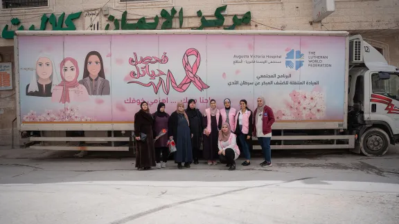 Team und Patientinnen vor dem „Pink Bus” in Ostjerusalem