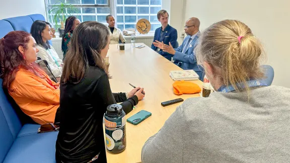 Die LWB-Delegation auf einer Sitzung des ECOSOC-Jugendforums. Das Foto zeigt die Delegation im Gespräch mit Bernard Mabeba, Berater (Vierter Ausschuss) für Friede und Sicherheit bei der Ständigen Vertretung Südafrikas bei den Vereinten Nationen