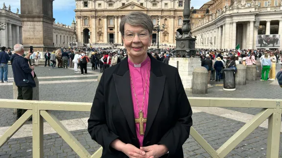 The bishop also spoke with Pope Francis after the general audience. Photo: GNC-LWF