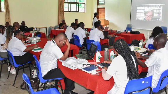 Studierende der dritten Kohorte des TGLE-Programms während eines Schulungskurses an der Tumaini University Makumira in Arusha, Tansania.  Foto: ELCT/TUMA