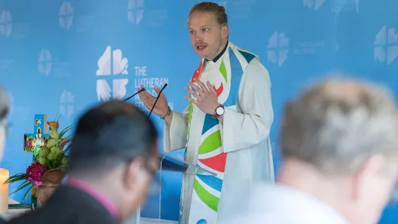 Pfr. Jussi Luoma von der Evangelisch-Lutherischen Kirche Finnlands leitet den Eröffnungsgottesdienst für die LWB-Ratstagung 2024. Foto: LWB/Albin Hillert