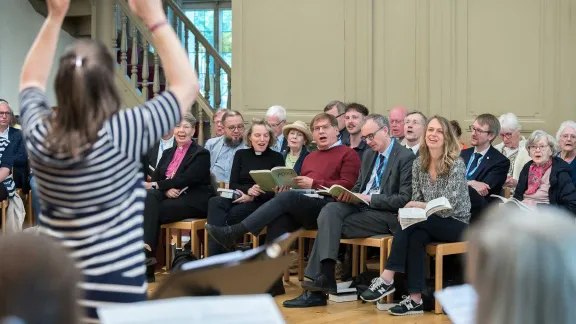 LWB-Ratsmitglieder feiern mit der Gemeinde der Evangelisch-Lutherischen Kirche Genf den Sonntagsgottesdienst. Foto: LWB/A. Hillert 