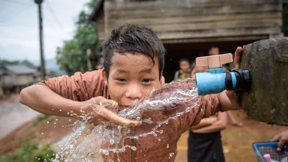 Ein kleiner Junge trinkt aus einem vom LWB installierten Brunnen im Bezirk Viengphoukha, Laos. Foto: LWB/Thomas Lohnes.