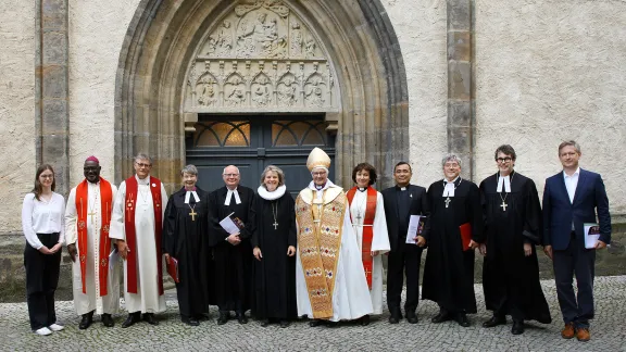 Die neu eingeführte Generalsekretärin des DNK/LWB, Astrid Kleist, ihr Vorgänger Norbert Denecke und andere Gäste und Teilnehmende des Festgottesdienstes.