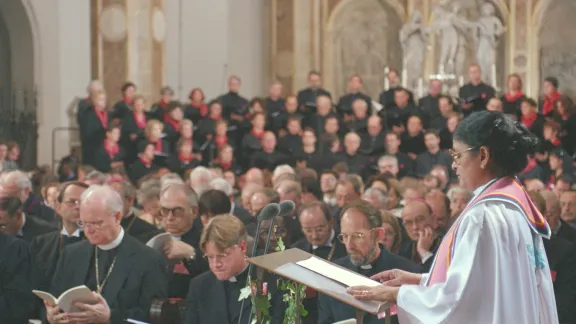 Former LWF Vice-President Rev. Dr Prasanna Kumari (1950 – 2006), India, at a church service of the October 1999 signing of the Joint Declaration on the Doctrine of Justification (JDDJ) in Augsburg, Germany. The historic agreement between Lutherans and Catholics, resolving divisions on the “basic truths” of salvation as a free gift from God, has been affirmed by Methodists, Anglicans and the Reformed. Photo: LWF/K. Wieckhorst