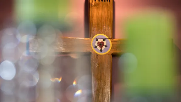 An altar cross at the Resurrection Church of the Christian Lutheran Church in Tegucigalpa, Honduras. Leaders of the church hosted General Secretary Rev. Dr Anne Burghardt during her October 2023 visit to LWF member churches and country programs in Central America. Photo: LWF/Albin Hillert