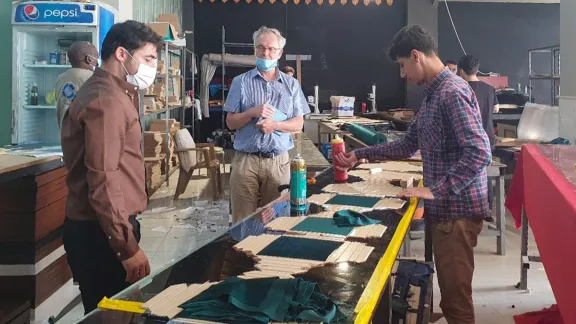 Sardar Saleh Hasan aus der Aufnahmegemeinschaft in Dohuk hat an dem QUEST-Projekt teilgenommen und sein Fotoatelier modernisiert. Foto: LWF Iraq