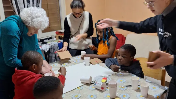 Spielen, Malen, Plätzchen backen und Feste vorbereiten - Freiwillige und Mitarbeitende bieten Beschäftigung für Kinder. Foto: Schutzhütte B1 Rifugio