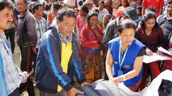 LWB-Personal verteilt Decken und Planen im Kathmandu-Tal nach dem Erdbeben 2015. Foto: LWB/C. Kästner-Meyer