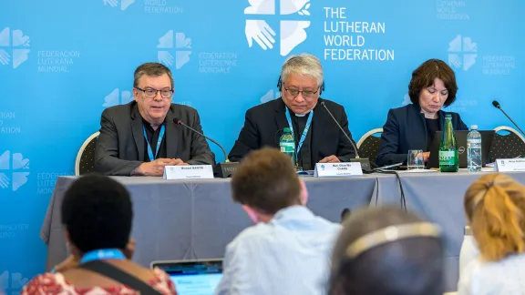 Prof. Dr. Dirk Lange (links) legt dem LWB-Rat Neuigkeiten über die beiden neuen ökumenischen Kommissionen zur Genehmigung vor. Foto: LWF/A. Hillert