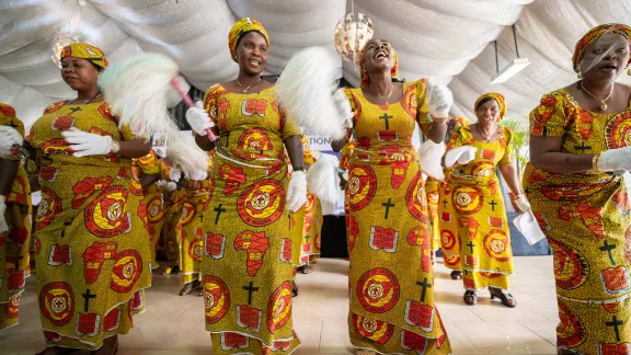 Der Chor der Nyanya Women‘s Fellowship singt und tanzt im Eröffnungsgottesdienst der Kirchenleitungskonferenz in Afrika. Foto: LWB/Albin Hillert