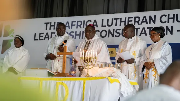 Bischof Benjamin Jonathan Fuduta von der Diözese Abuja der LKCN, bereitet im Eröffnungsgottesdienst der ALCLC das Abendmahl vor. Foto: LWB/Albin Hillert