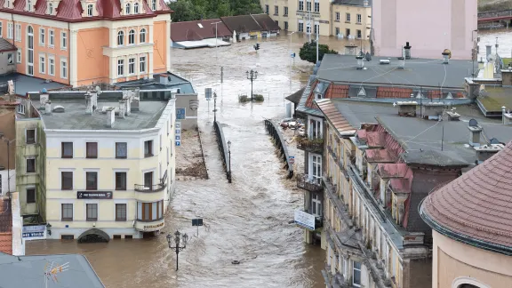 Verwüstung nach heftigen Regenfällen und Überschwemmungen in mehreren Ländern Mittel- und Osteuropas. Eisenbrücke in Kłodzko, Polen, 15. September 2024. Foto: Jacek Halicki (CC-BY-SA)