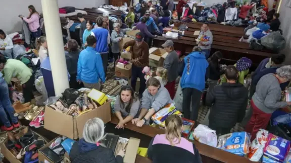 En la pequeña ciudad de Colinas, la Iglesia Evangélica de Confesión Luterana en el Brasil se ha convertido en un punto de distribución de donativos, tales como alimentos, ropa, material de limpieza, cobijas, colchones y agua. Foto: Rafa Neddermeyer / Agencia Brasil