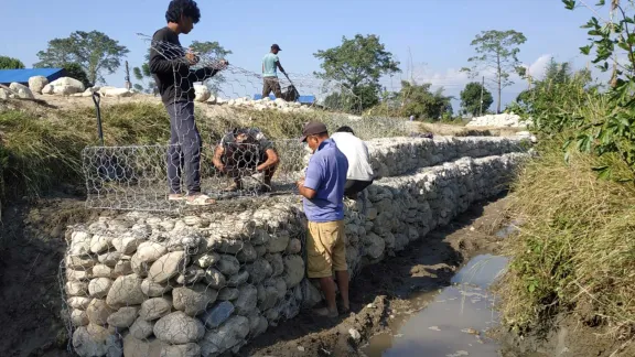 Nepaliesische Gemeinschaften lernen, wie sie sich vor Hochwasser schützen können. Foto: LWF Nepal