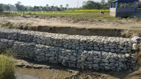 Communities learn how to build defenses against river flooding in Nepal. Photo: LWF Nepal