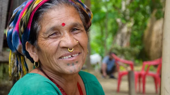 Jaisara hat ihre Ernährung und die Lage ihrer Familie durch die Hühnerzucht verbessert. Foto: LWB/D. Lamsal  