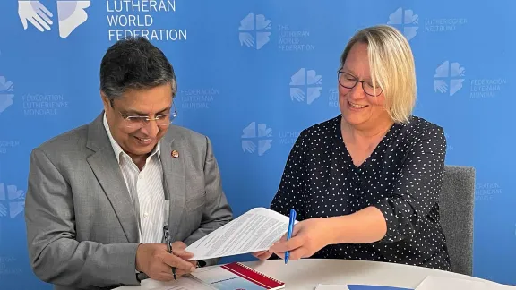 RDRS Executive Director Karmaker and LWF World Service Director Immonen (from left) sign the MoU. Photo: LWF/ C. Kästner-Meyer