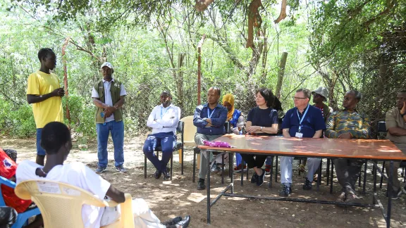 Der Assistierende LWB-Generalsekretär für ökumenische Beziehungen, Dirk Lange, die Generalsekretärin Anne Burghardt, und der LWB-Länderbeauftragte für Kenia und Somalia, Girma Gudina (hinter dem Tisch, von rechts), hören den jungen Leitungspersonen des Flüchtlingslagers zu. Foto: LWB/M. Lukulu