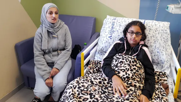 Amira Al-Sabbagh mit ihrer Mutter im Auguste-Victoria-Krankenhaus. Foto: LWB/E. Shaheen