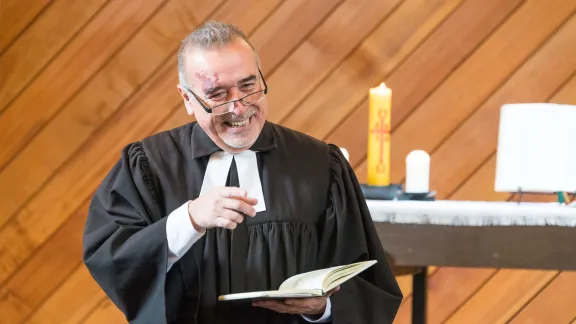 Bishop Esteban Alfaro preaching in the Lutheran Church of the Redeemer in santiago de Chile. Photo: ILCH  