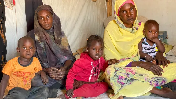 Nawala Ateib Mahamat (yellow dress) with her sister and their children