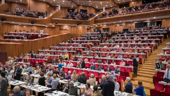 Los miembros recién elegidos del Consejo se levantan para ser reconocidos después de su elección en la Decimotercera Asamblea de la FLM. Foto: FLM/Albin Hillert