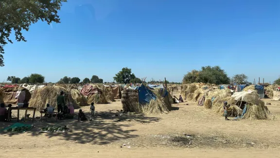 Settlement of people displaced by the floods in summer and fall 2024 in Logone-Birni prefecture. Thousands still live in these provisional grass houses. Photo: LWF/ C. Kästner-Meyer