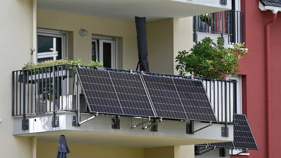 Balcony power plant on the railing of an apartment building. Photo: epd-bild/Heike Lyding