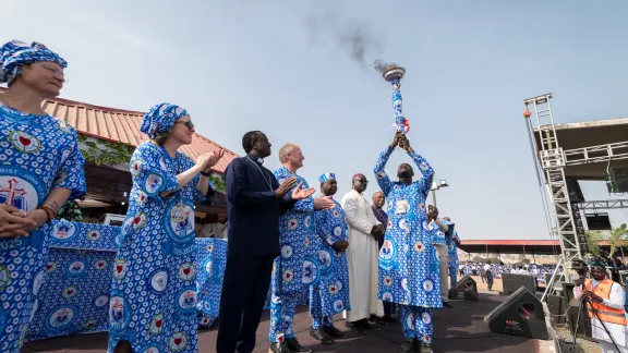 Felix Christopher von der Lutherischen Kirche Christi in Nigeria trägt am 21. Februar 2025 in Demsa im nigerianischen Bundesstaat Adamawa eine Fackel, die er symbolisch entzündet, um das Thema „Ihr seid das Licht der Welt“ auszudrücken. Foto: LWB/Albin Hillert