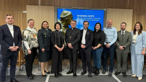 Generalsekretärin Burghardt und der Leiter der LWB-Kommunikationsabteilung Arni Danielsson mit dem Bischof und Pfarrpersonen der Kirche. Foto: LWB/A. Danielsson