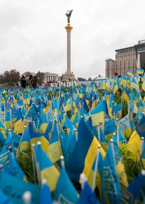 At the Maidan Nezalezhnosti – Independence Square – thousands of Ukrainian flags have been placed in front of the Independence Monument, in memory of those whose lives have been lost since the invasion of Ukraine by Russian military forces in February 2022. Photo: LWF/ Albin Hillert