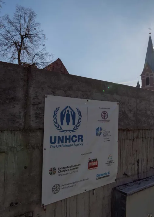 Ein Schild weist den Weg zum Eingang des LWB-Zentrums in Beuthen das sich neben einer Kirchengemeinde der Evangelisch-Augsburgischen Kirche in Polen befindet. Foto: LWB/Albin Hillert