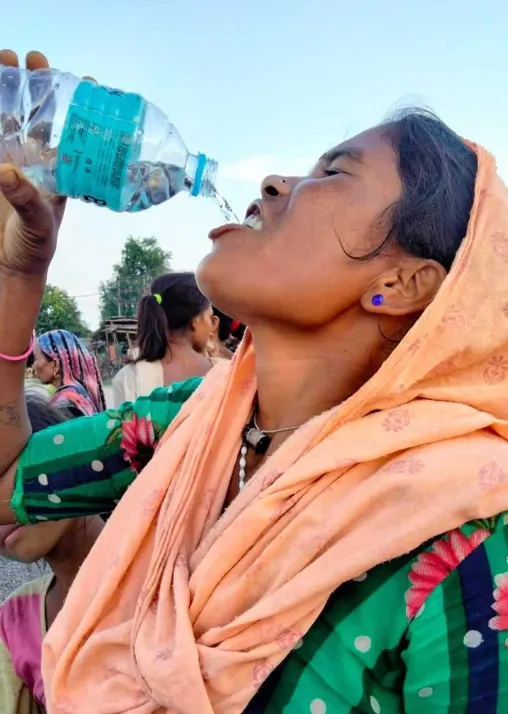 Sauberes Trinkwasser gehörte zu den Hilfsgütern, die der LWB Tage nach den Überschwemmungen verteilte. Foto: LWB Nepal