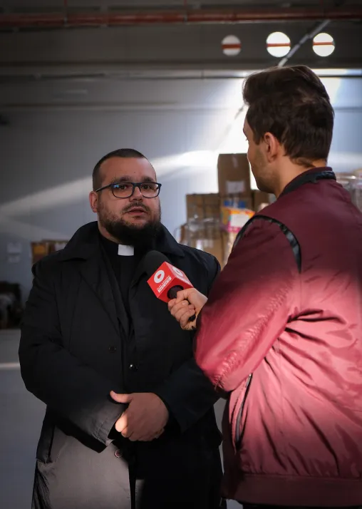 Łukasz Ostruszka, Pastor der evangelischen Gemeinde L.B., im Interview mit den lokalen Medien. Foto: LWB/L. Gillabert 