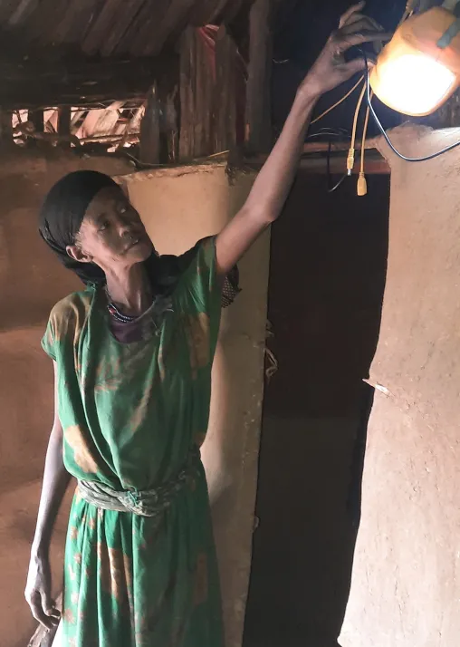 Rukiya Mohamed turns on the light. Photo: LWF/ S. Gebreyes